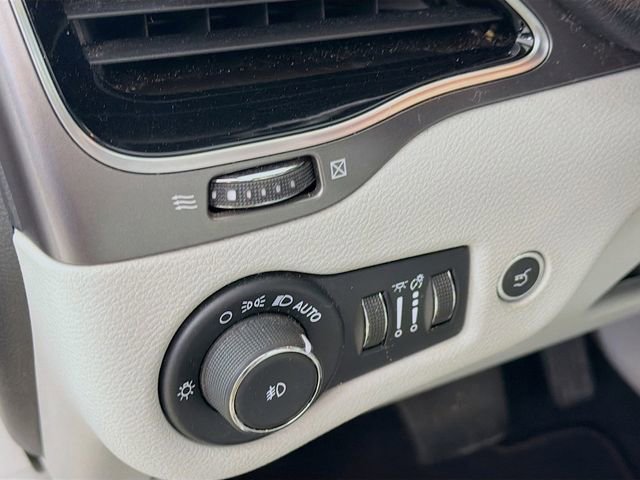 Used 2019 Jeep Cherokee Limited image 12