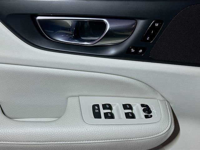 Used 2022 Volvo S60 B5 Momentum w/ Premium Package image 17