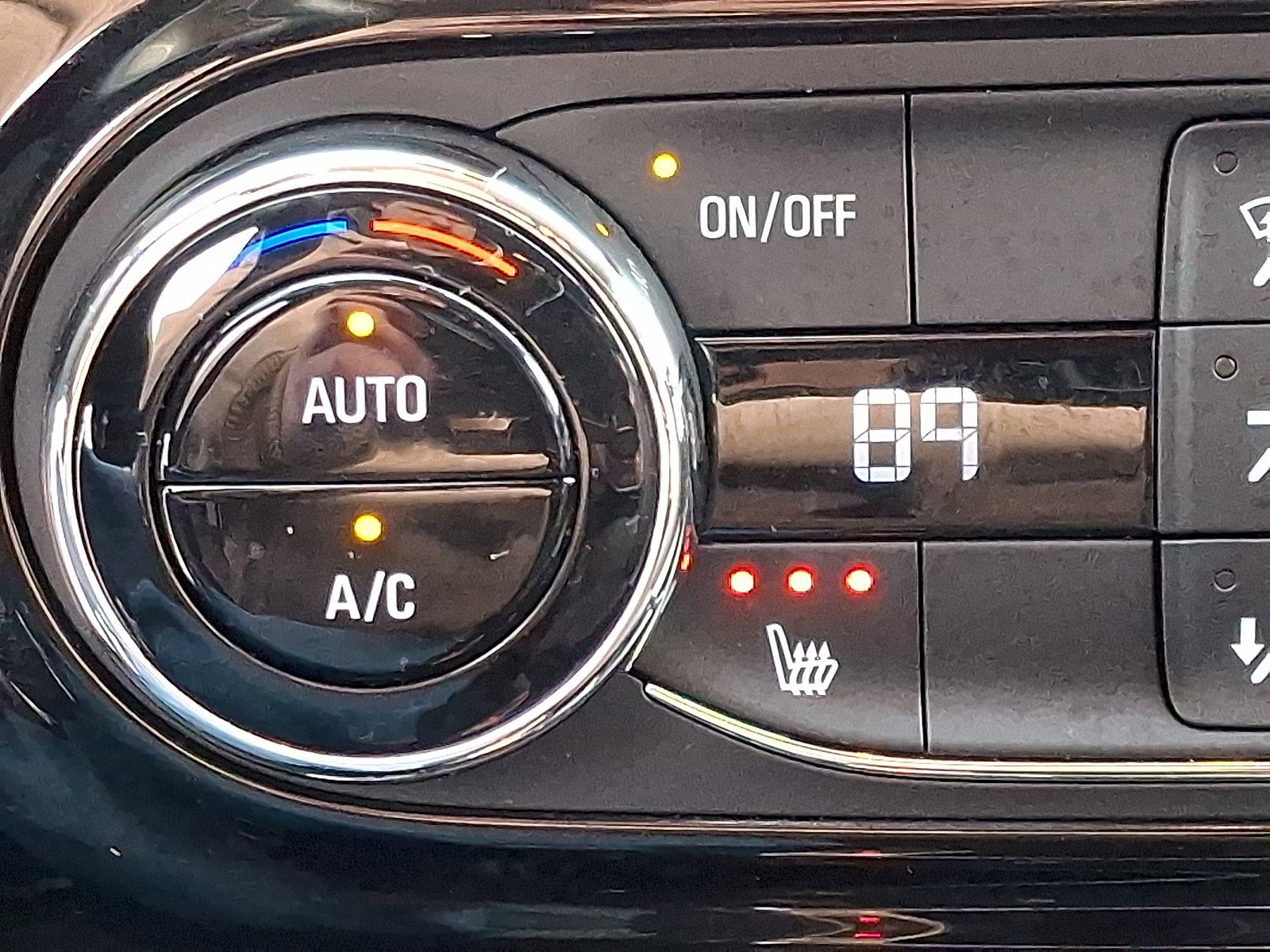 Used 2025 Chevrolet Trax LT w/ LT Convenience Package image 24