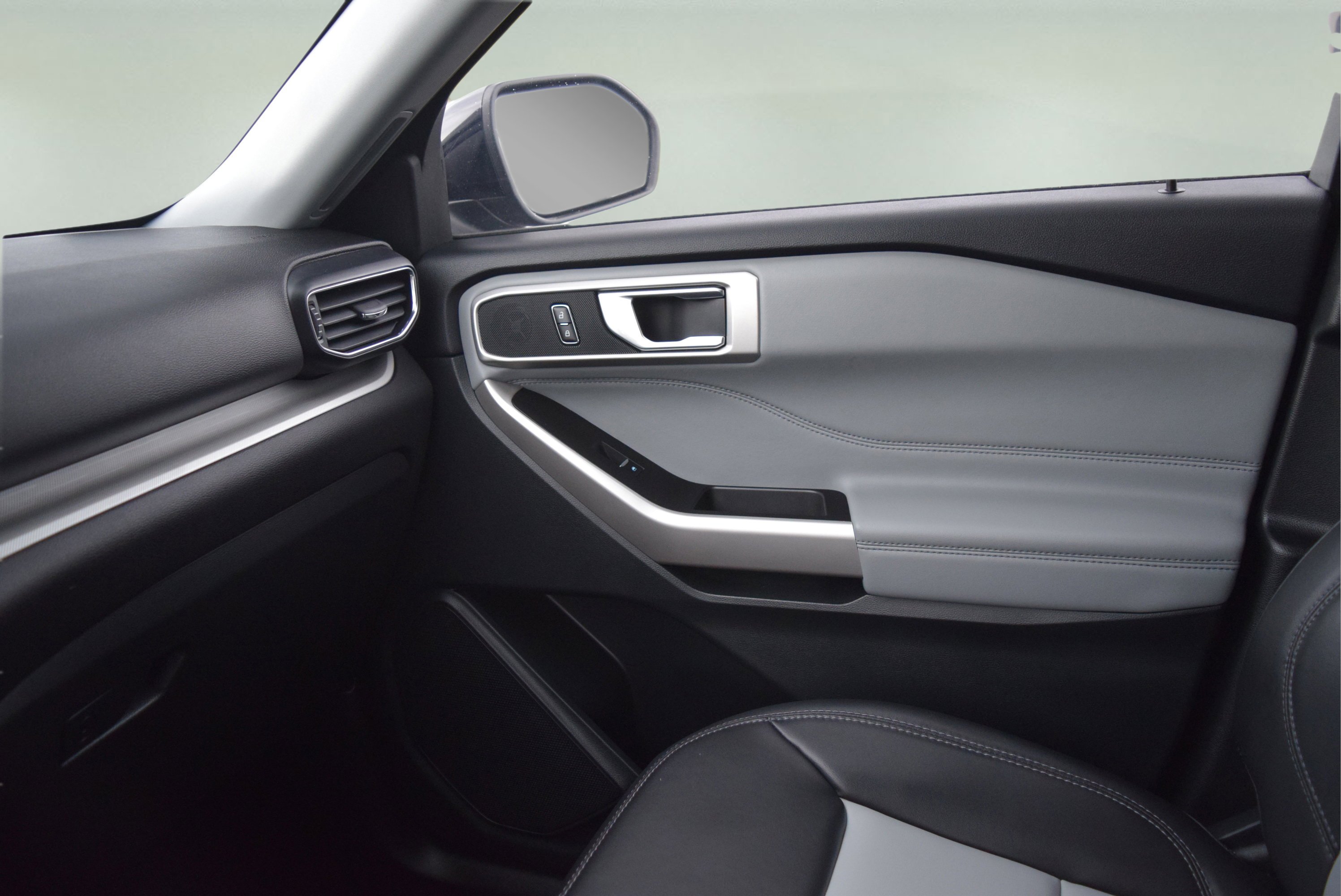 Certified 2023 Ford Explorer XLT w/ Equipment Group 202A image 17