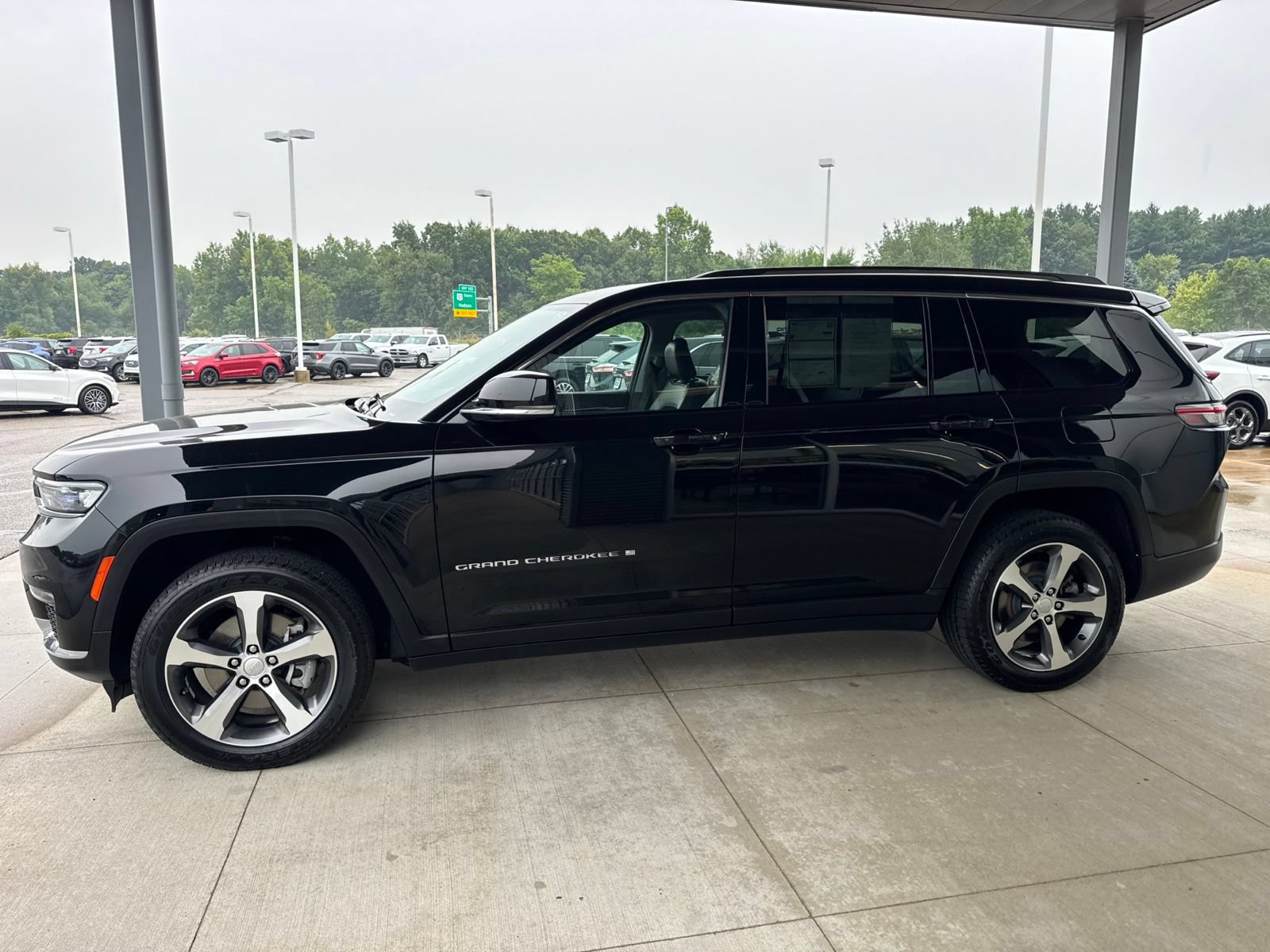 Used 2023 Jeep Grand Cherokee L Limited w/ Trailer Tow Group (B) AWD/4WD image 4