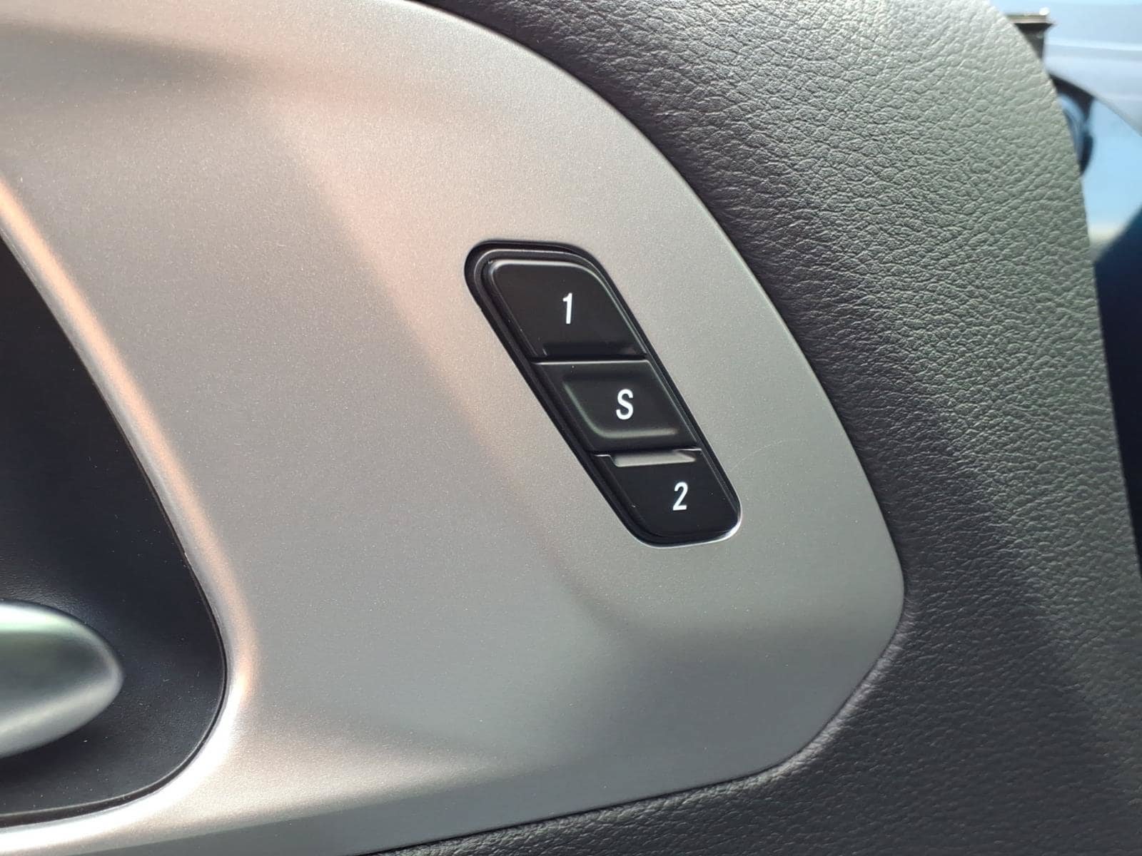 Used 2025 Chrysler Pacifica Limited FWD image 17