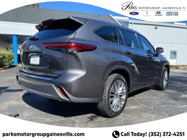Used 2023 Toyota Highlander Platinum FWD image 4