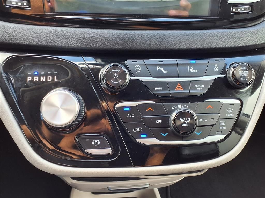 Used 2024 Chrysler Pacifica Touring-L image 21