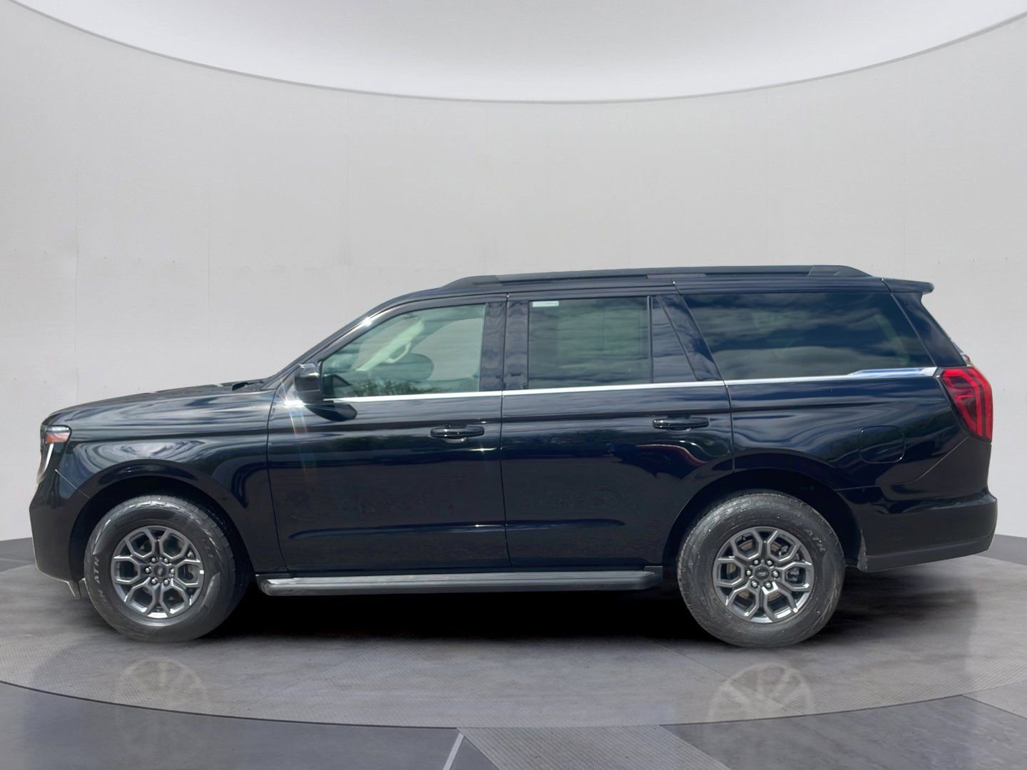 Certified 2025 Ford Expedition Active AWD/4WD image 2