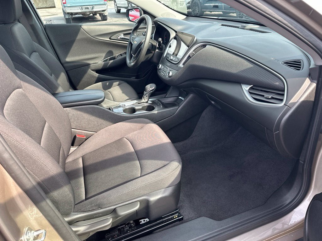 Used 2025 Chevrolet Malibu LT FWD image 11