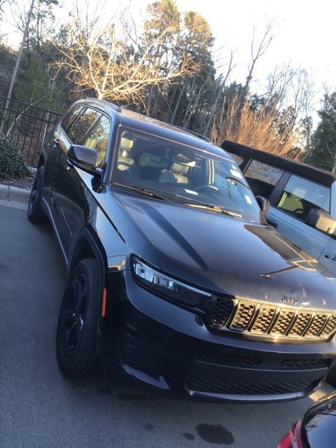 Used 2023 Jeep Grand Cherokee L Laredo image 2