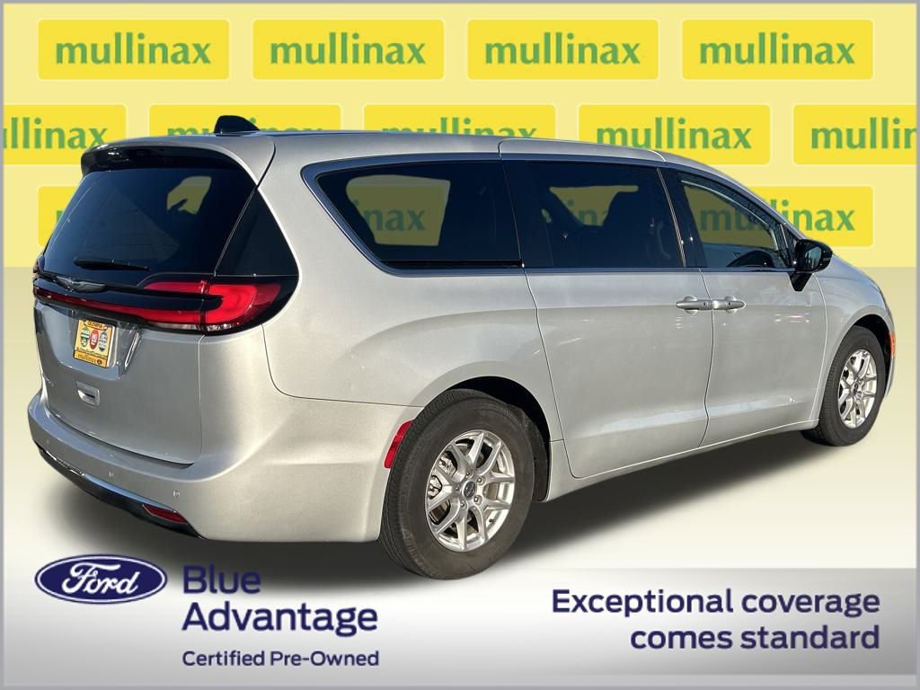 Used 2024 Chrysler Pacifica Touring-L image 3