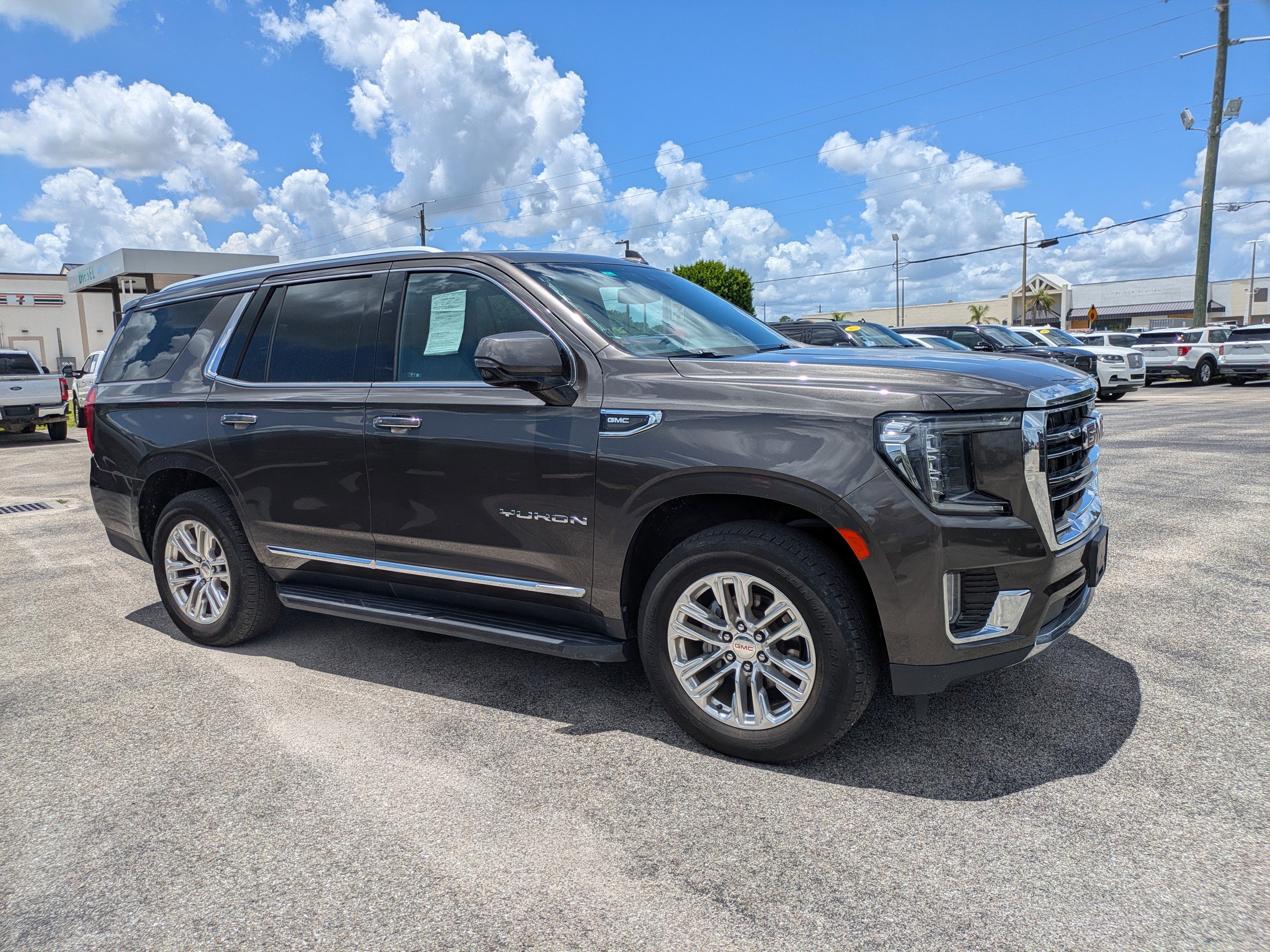 Used 2021 GMC Yukon SLT w/ SLT Premium Package AWD/4WD image 2