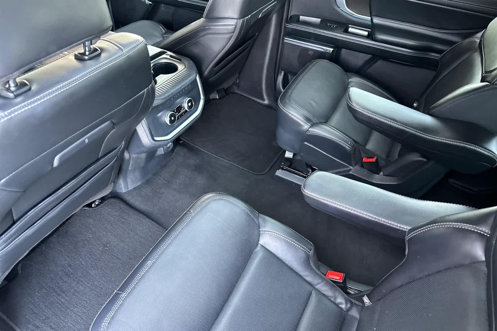 Certified 2025 Ford Expedition Max Platinum w/ Stealth Appearance Package AWD/4WD image 4