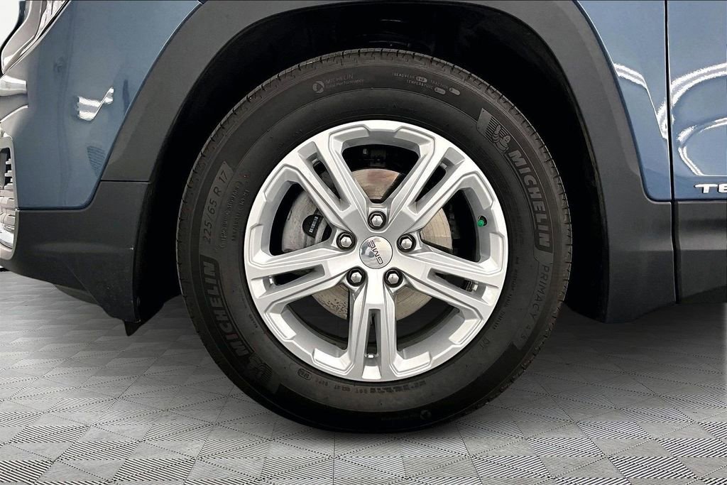 Used 2024 GMC Terrain SLE w/ Driver Convenience Package image 11