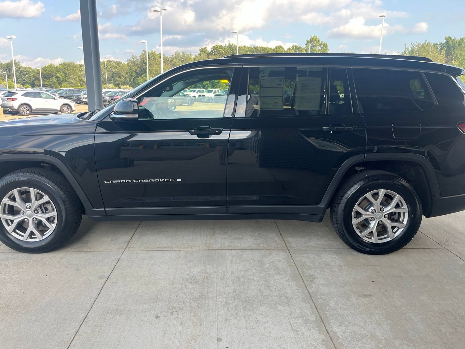 Used 2021 Jeep Grand Cherokee L Limited AWD/4WD image 2
