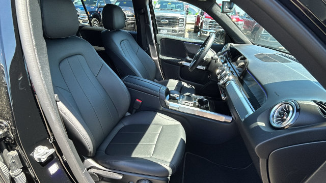 Used 2022 Mercedes-Benz GLB 250 w/ Premium Package Lite image 11