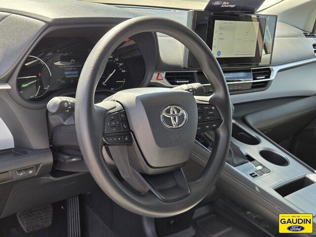 Used 2025 Toyota Sienna LE FWD image 18