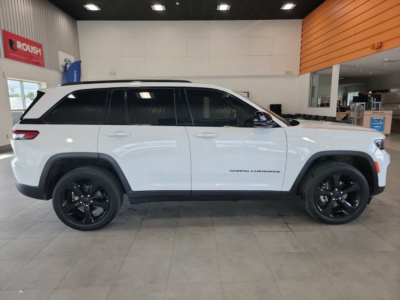 Used 2023 Jeep Grand Cherokee Altitude AWD/4WD image 6