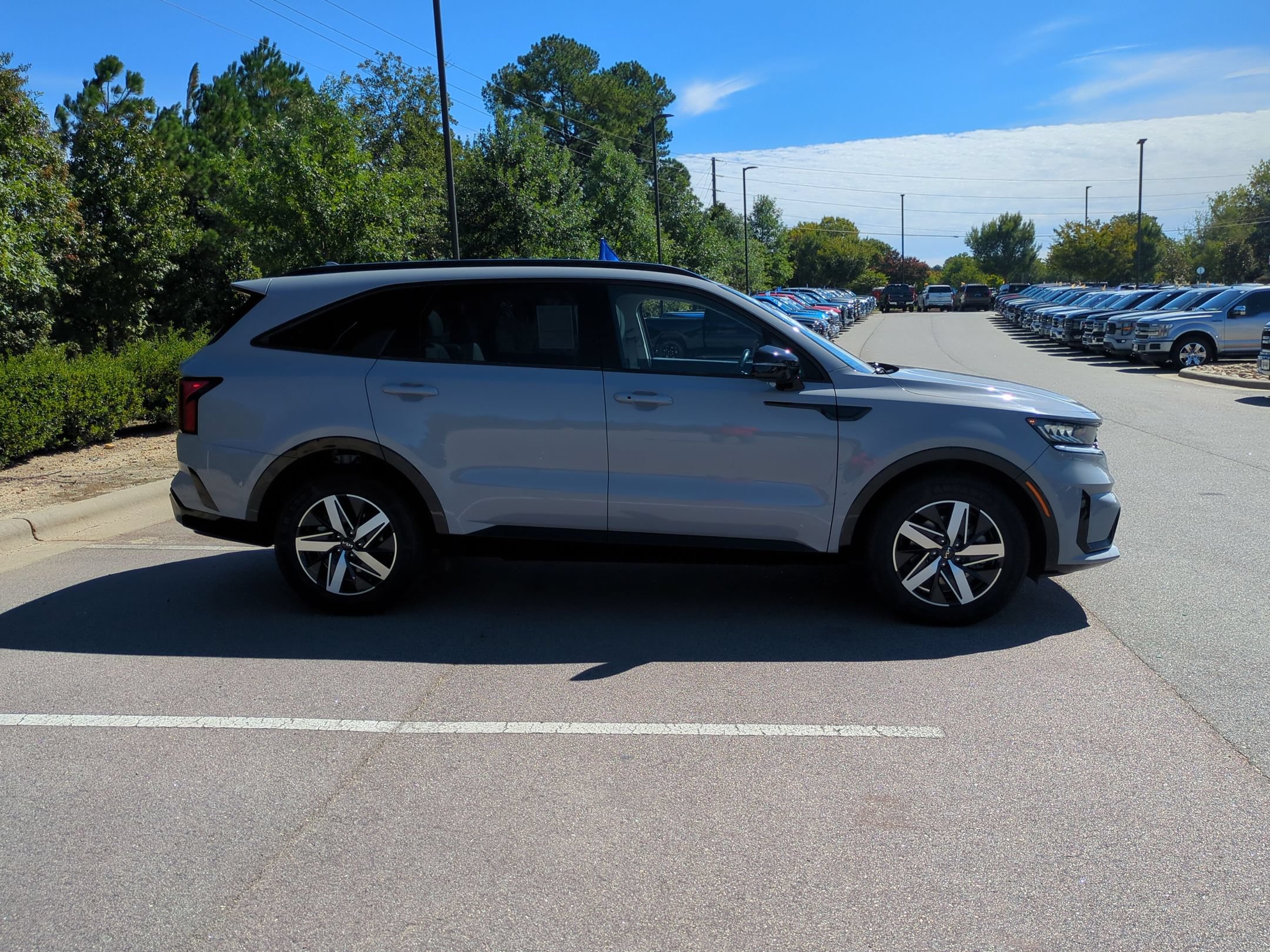 Used 2023 Kia Sorento EX w/ Panoramic Sunroof Package FWD image 3