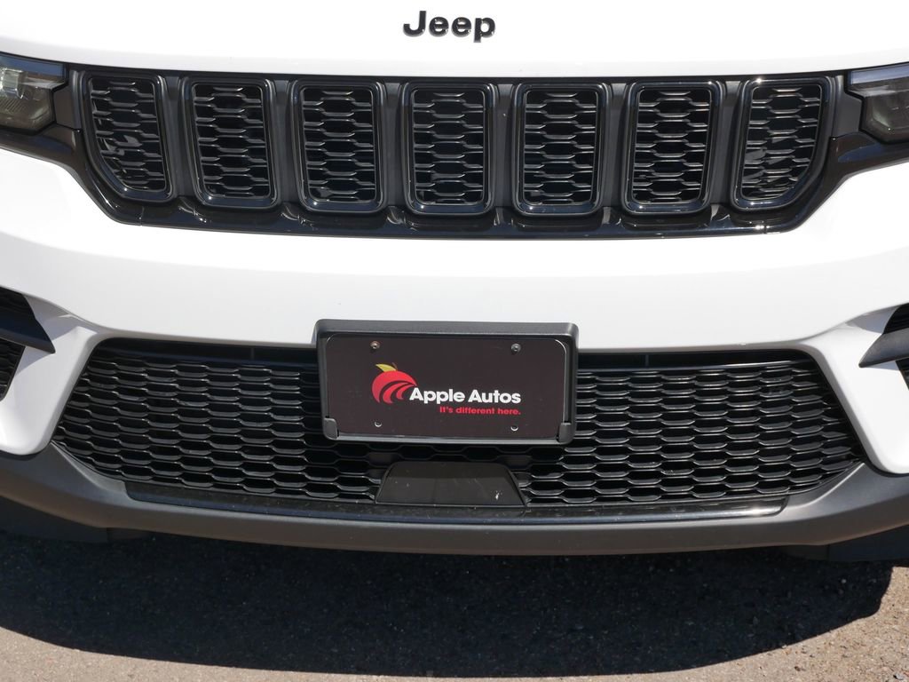 Used 2023 Jeep Grand Cherokee Altitude image 8