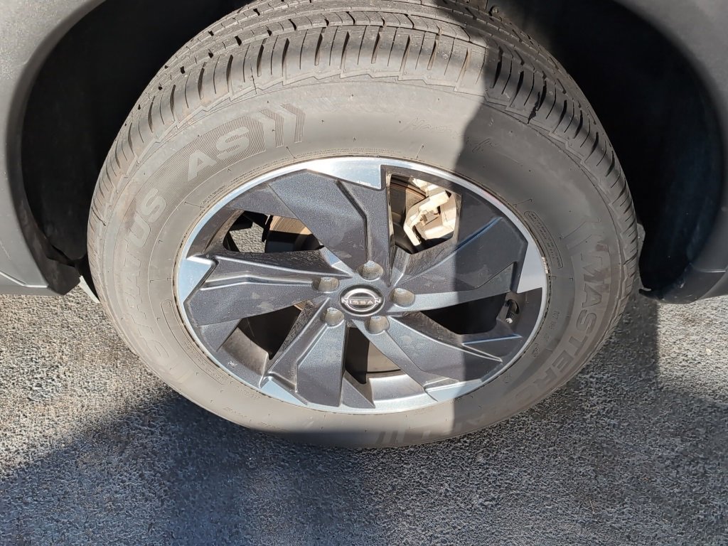 Used 2024 Nissan Rogue SV image 5