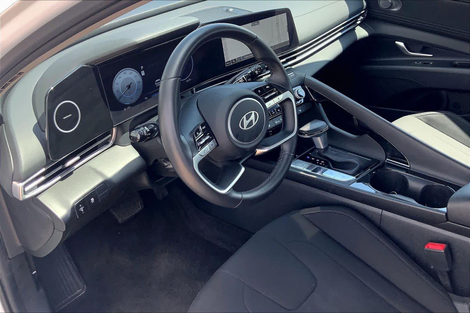 Used 2025 Hyundai Elantra SEL FWD image 18