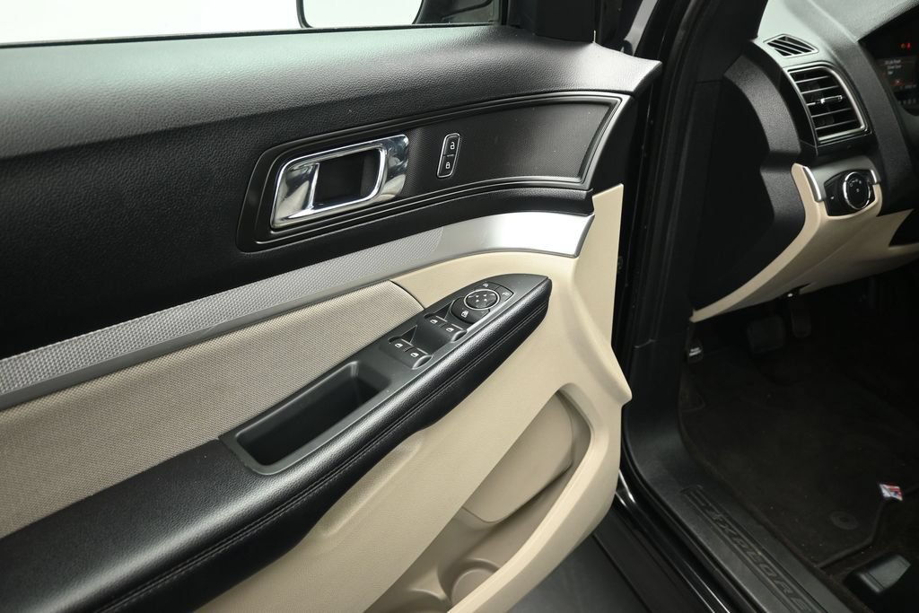 Certified 2018 Ford Explorer FWD image 8