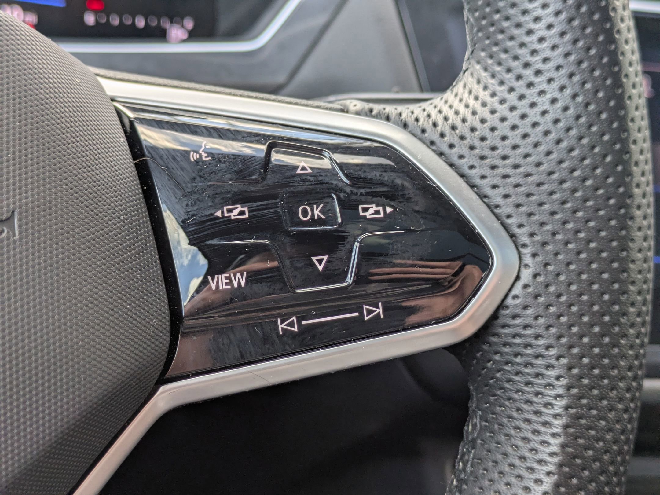 Used 2024 Volkswagen Tiguan SE R-Line image 17