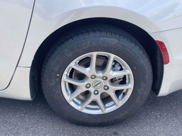 Used 2024 Chrysler Pacifica Touring-L FWD image 3