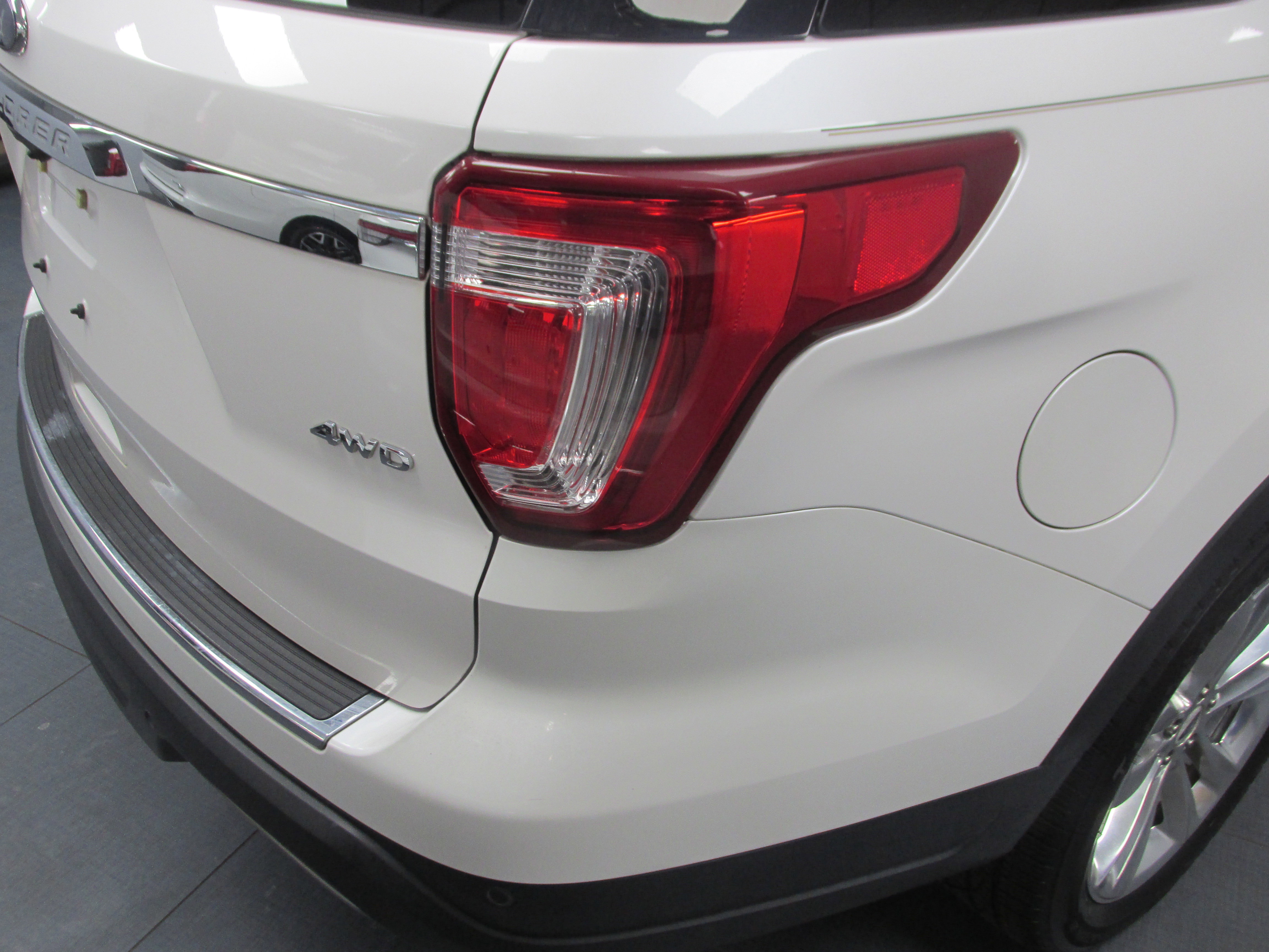 Certified 2018 Ford Explorer XLT w/ Equipment Group 202A image 10