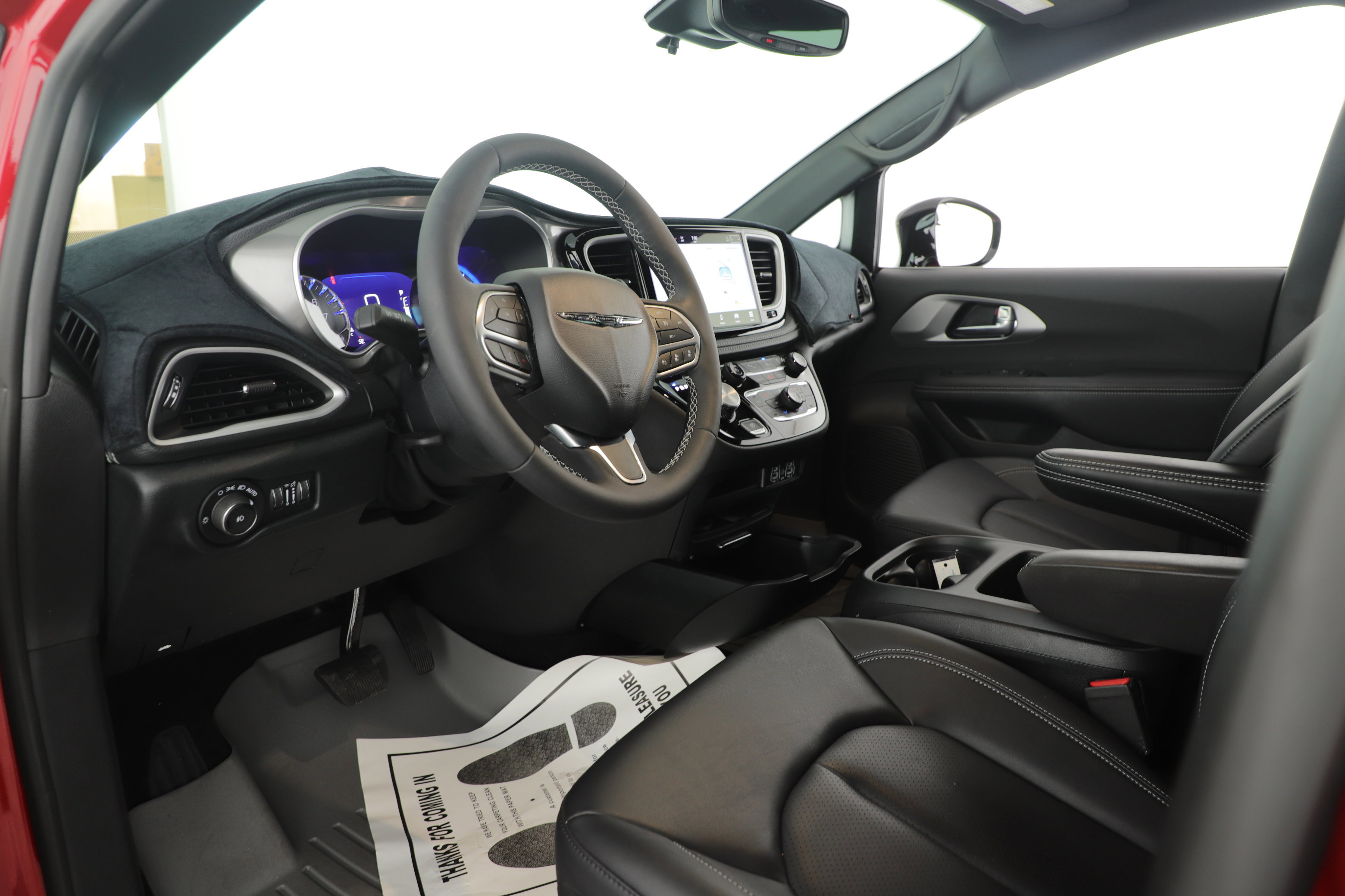 Used 2025 Chrysler Pacifica Select image 9