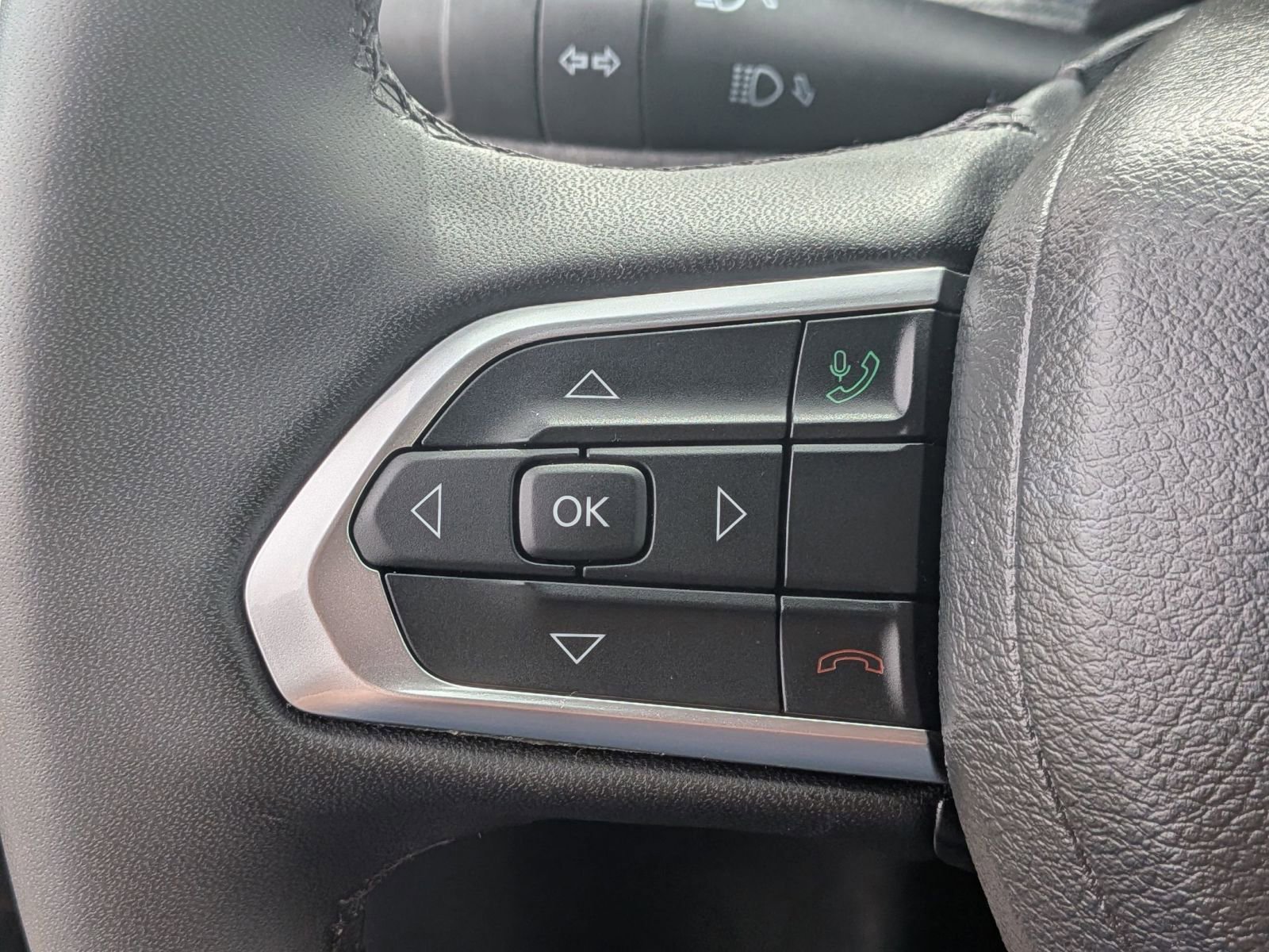 Used 2025 Jeep Compass Latitude w/ Sun & Sound Group AWD/4WD image 20