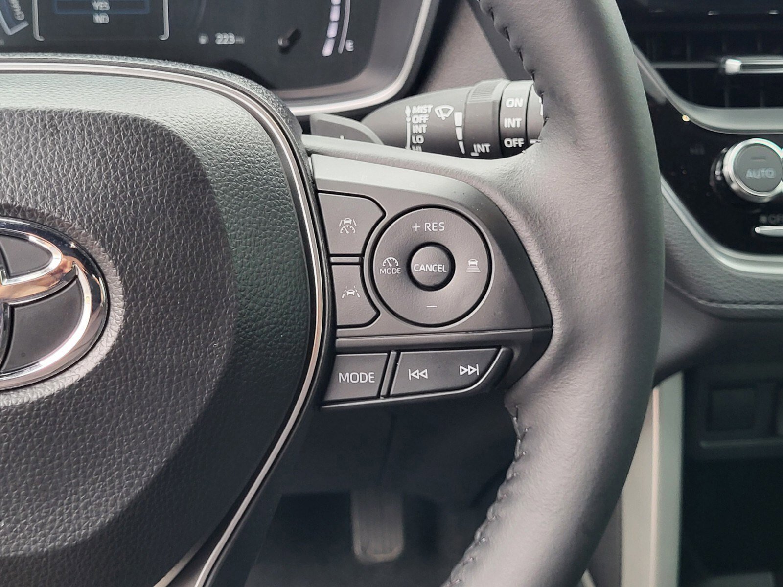 Used 2024 Toyota Corolla Cross AWD Hybrid w/ Convenience Package image 27