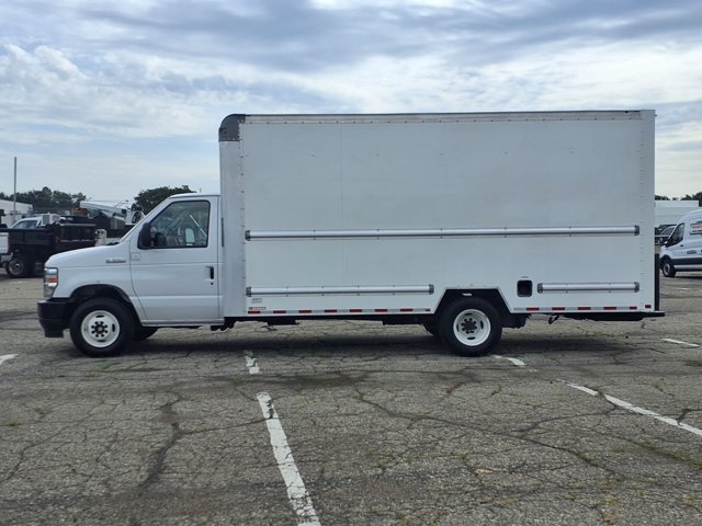 Certified 2022 Ford E-350 and Econoline 350 Super Duty RWD image 33