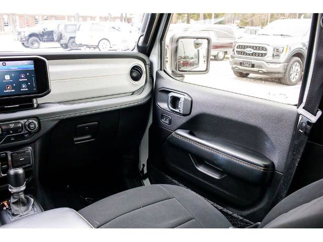 Used 2024 Jeep Wrangler Unlimited Sahara AWD/4WD image 16