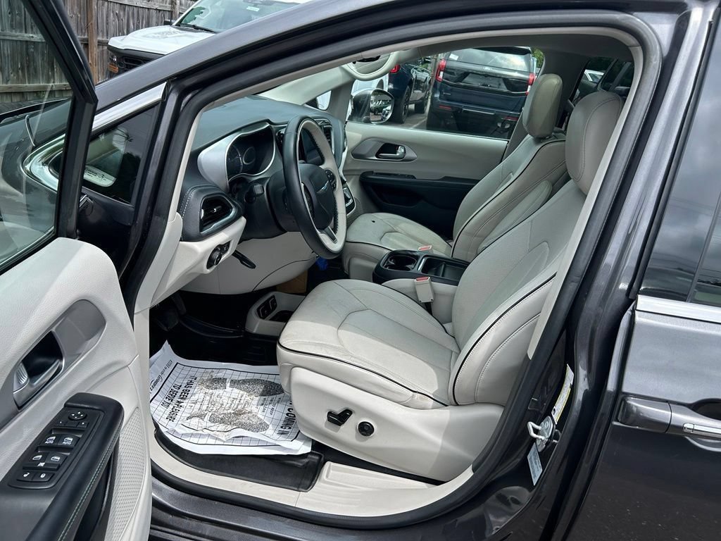 Used 2017 Chrysler Pacifica Platinum FWD image 16