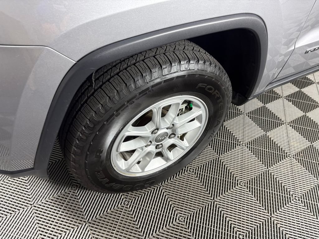 Used 2019 Jeep Grand Cherokee Laredo AWD/4WD image 10