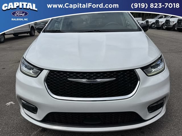 Used 2024 Chrysler Pacifica Touring-L FWD image 10
