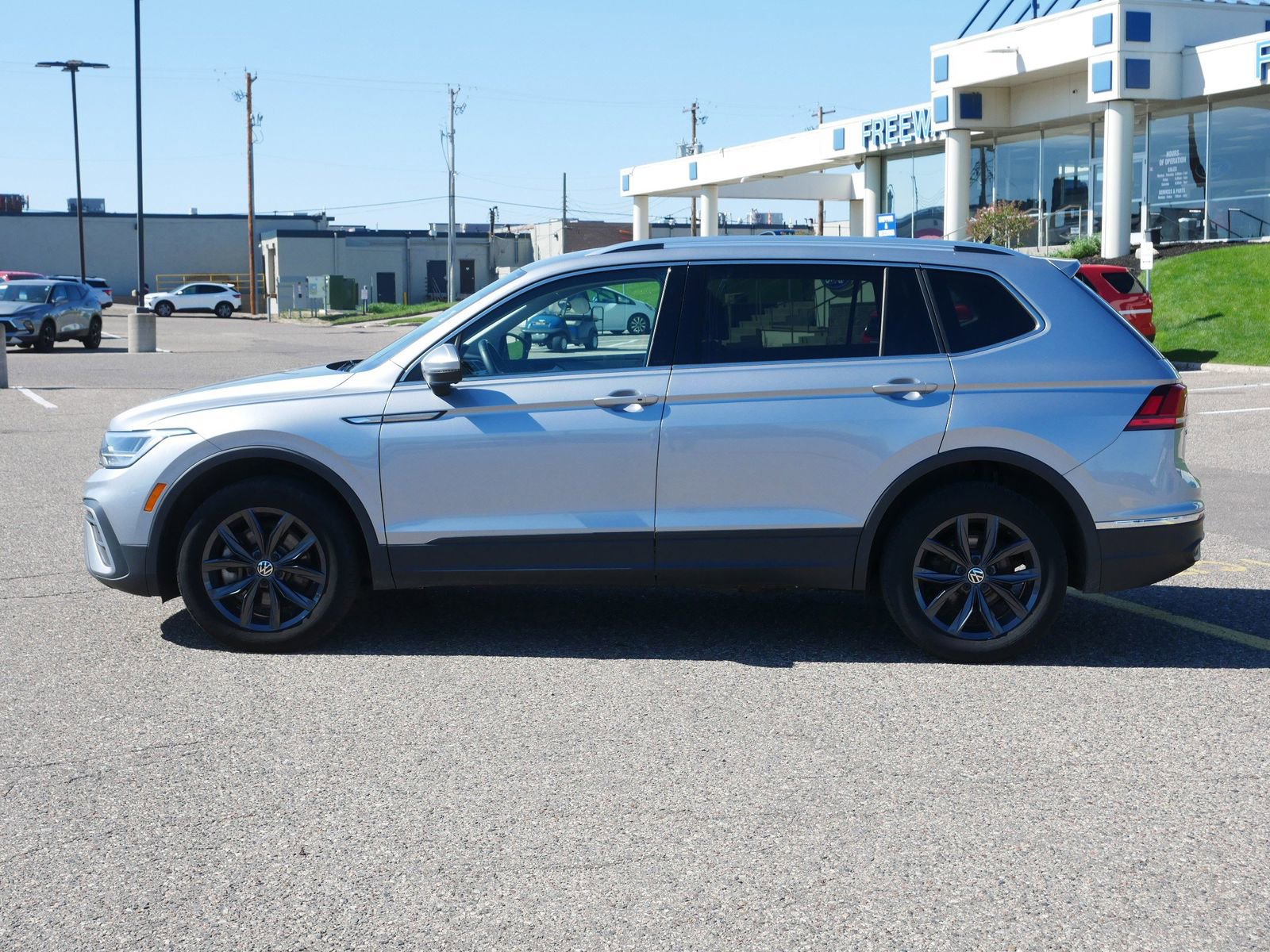 Used 2024 Volkswagen Tiguan SE AWD/4WD image 2
