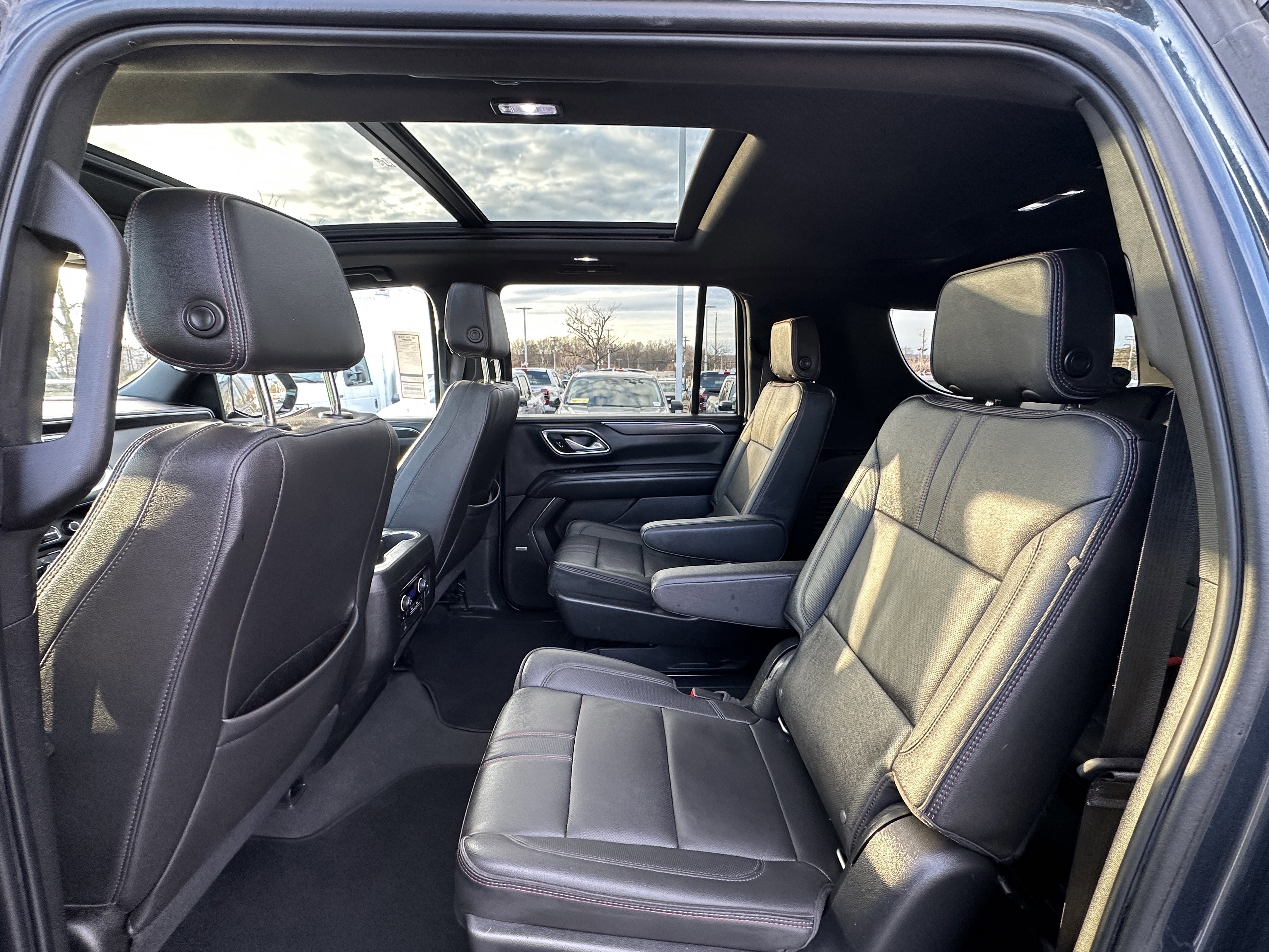 Used 2022 Chevrolet Suburban RST w/ Luxury Package image 15