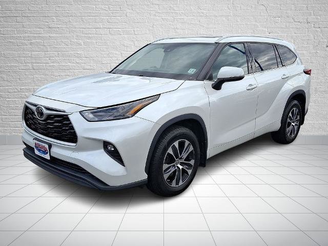 Used 2022 Toyota Highlander XLE AWD/4WD image 1