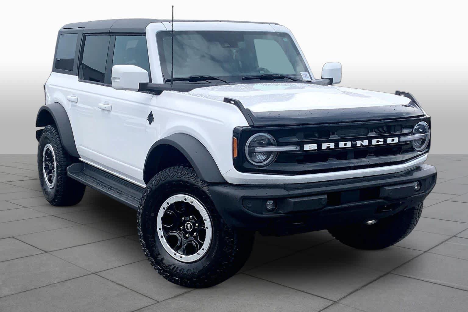 Certified 2025 Ford Bronco Outer Banks w/ Sasquatch Package AWD/4WD image 3