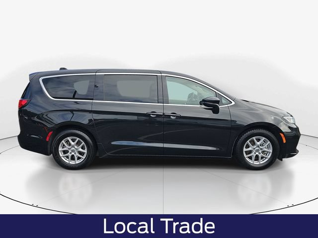 Used 2023 Chrysler Pacifica Touring-L FWD image 3