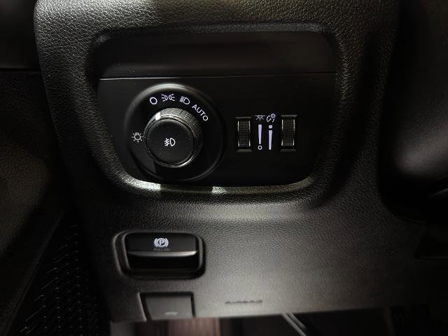 Used 2023 Jeep Grand Cherokee L Limited w/ Black Appearance Package image 17