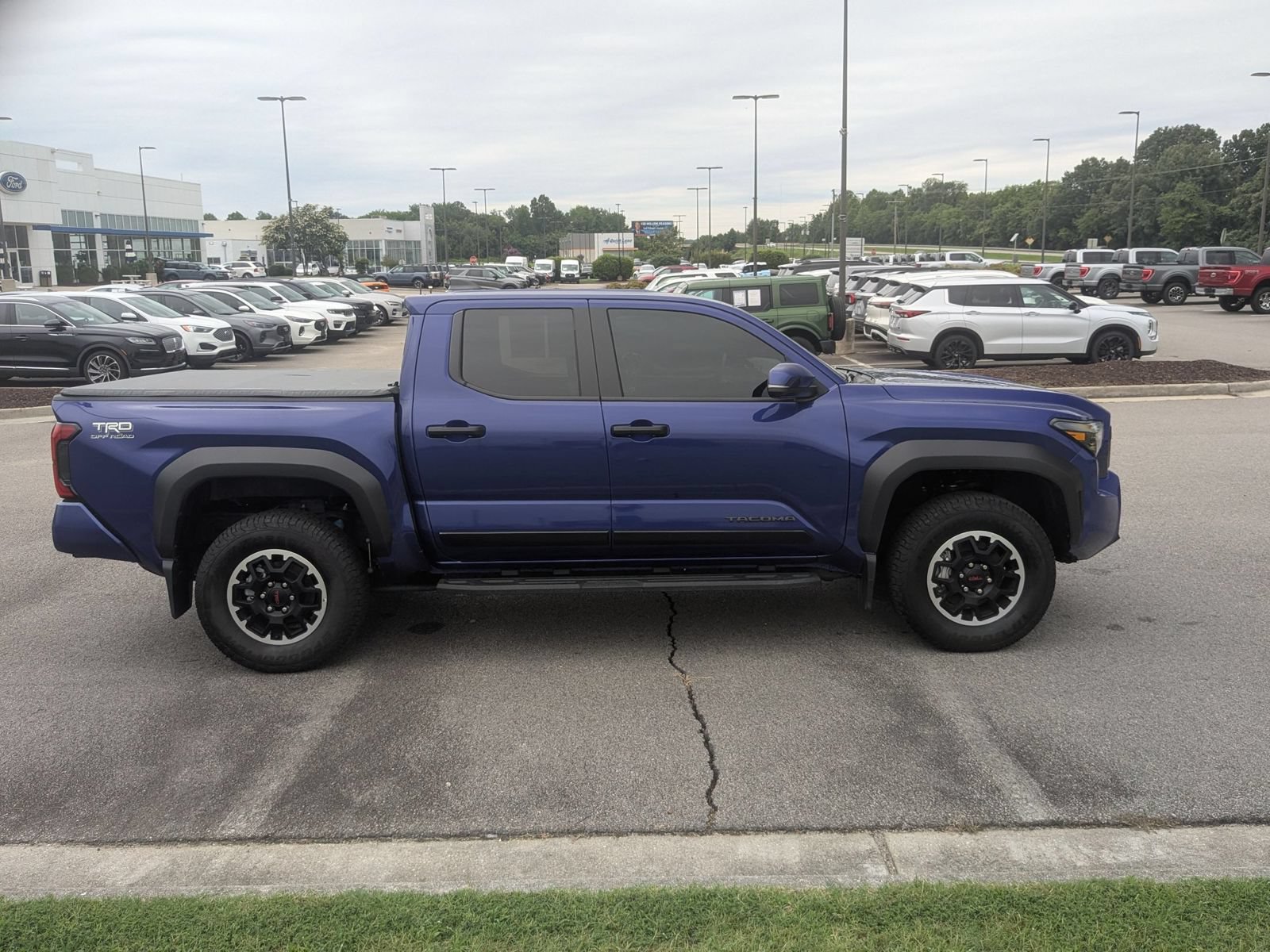 Used 2025 Toyota Tacoma TRD Off-Road w/ TRD Off Road Upgrade Package AWD/4WD image 2
