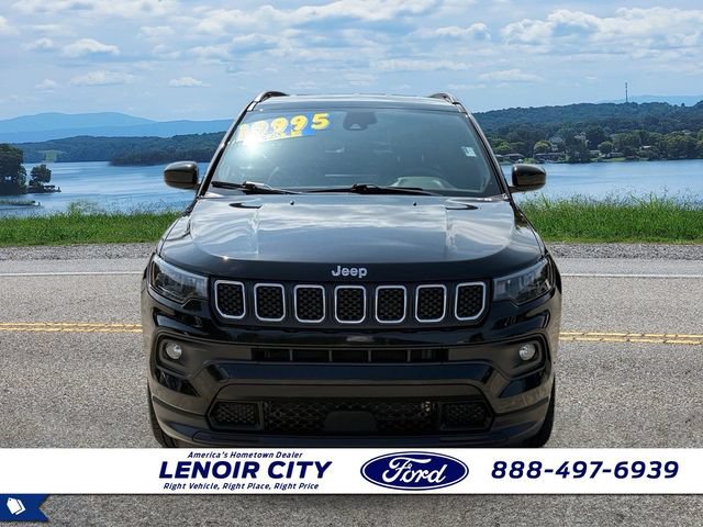 Used 2024 Jeep Compass Latitude AWD/4WD image 8