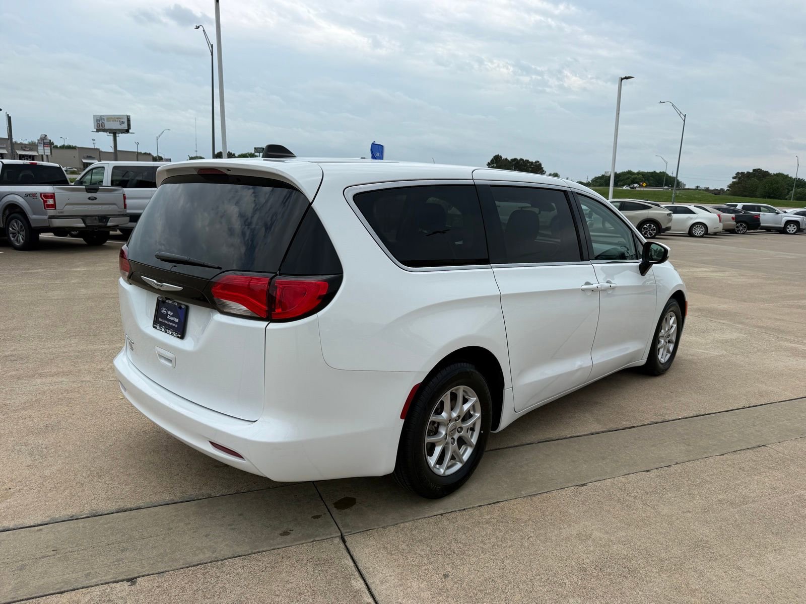 Used 2023 Chrysler Voyager LX FWD image 5
