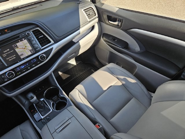 Used 2019 Toyota Highlander XLE AWD/4WD image 13