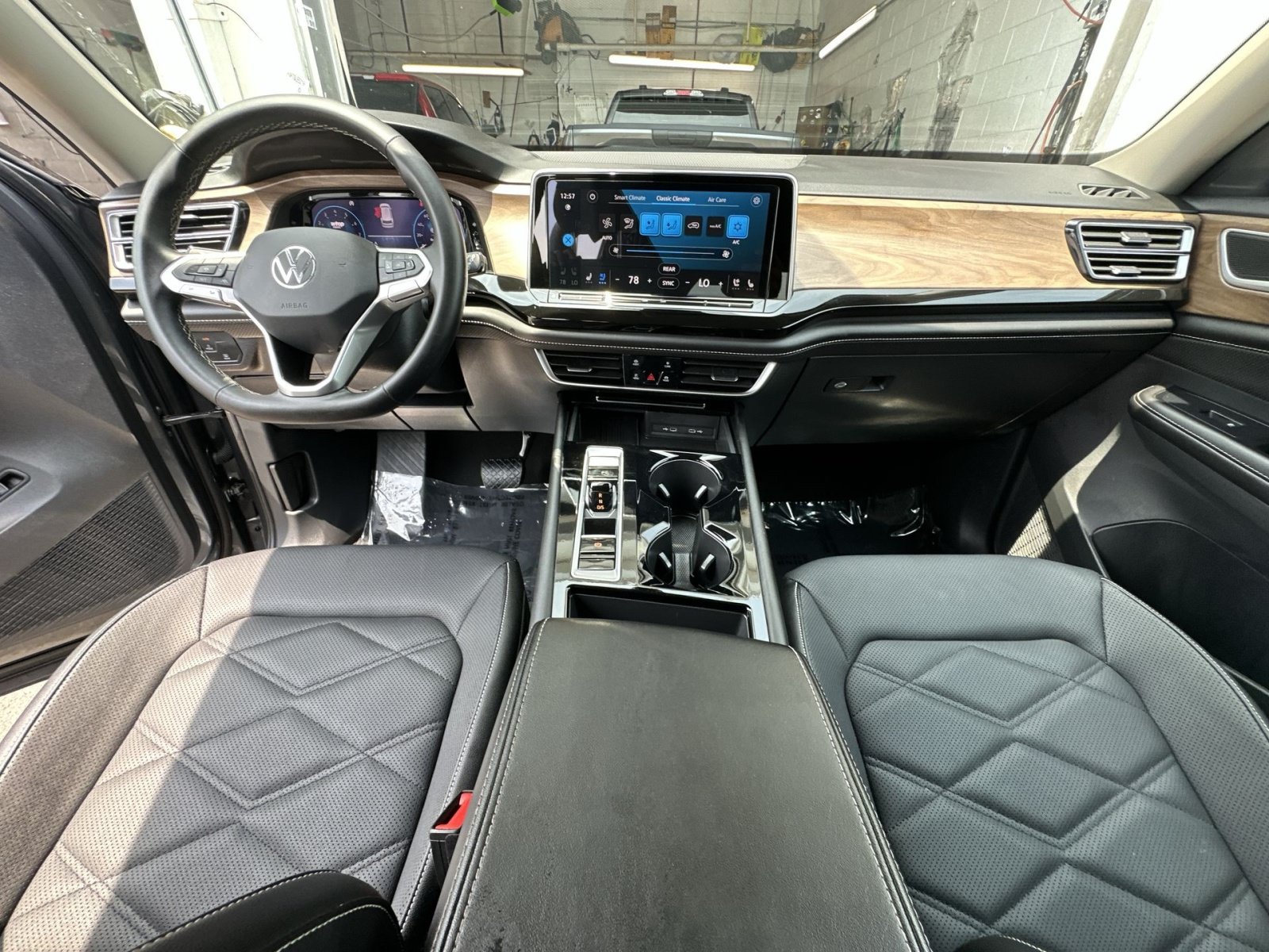Used 2025 Volkswagen Atlas SE AWD/4WD image 30