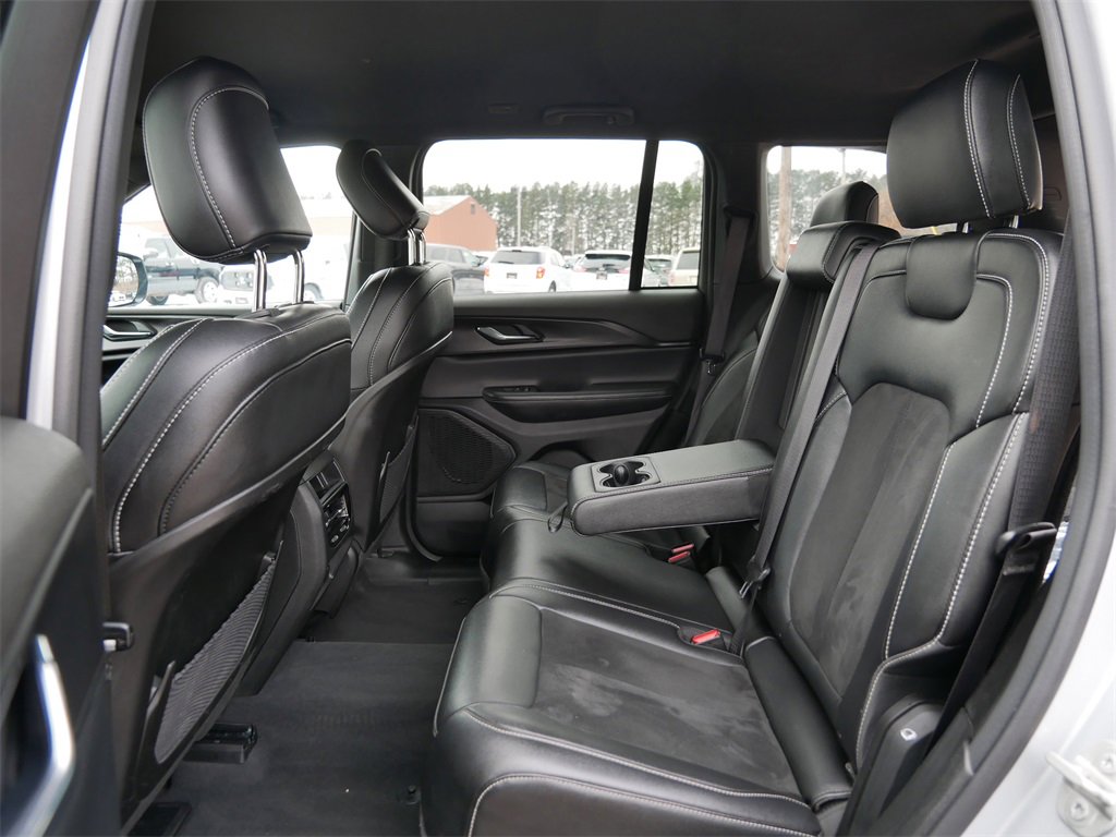 Used 2024 Jeep Grand Cherokee Altitude image 11