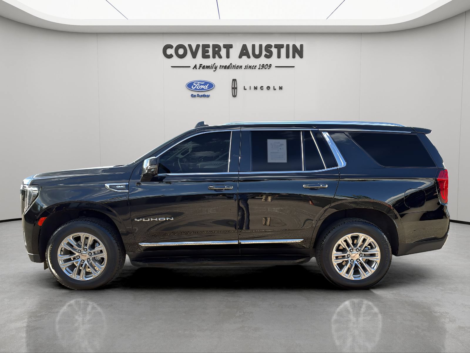 Used 2024 GMC Yukon SLT w/ SLT Luxury Package RWD image 2