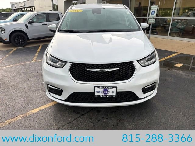 Used 2023 Chrysler Pacifica Touring-L FWD image 2