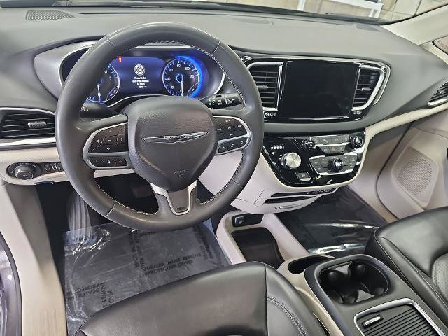 Used 2023 Chrysler Pacifica Touring-L FWD image 16